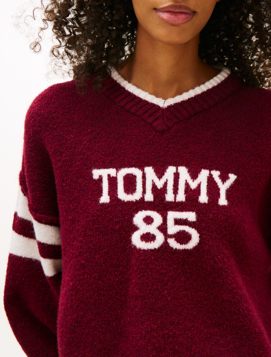 maglione rilassato con scollo a v e logo intarsiato