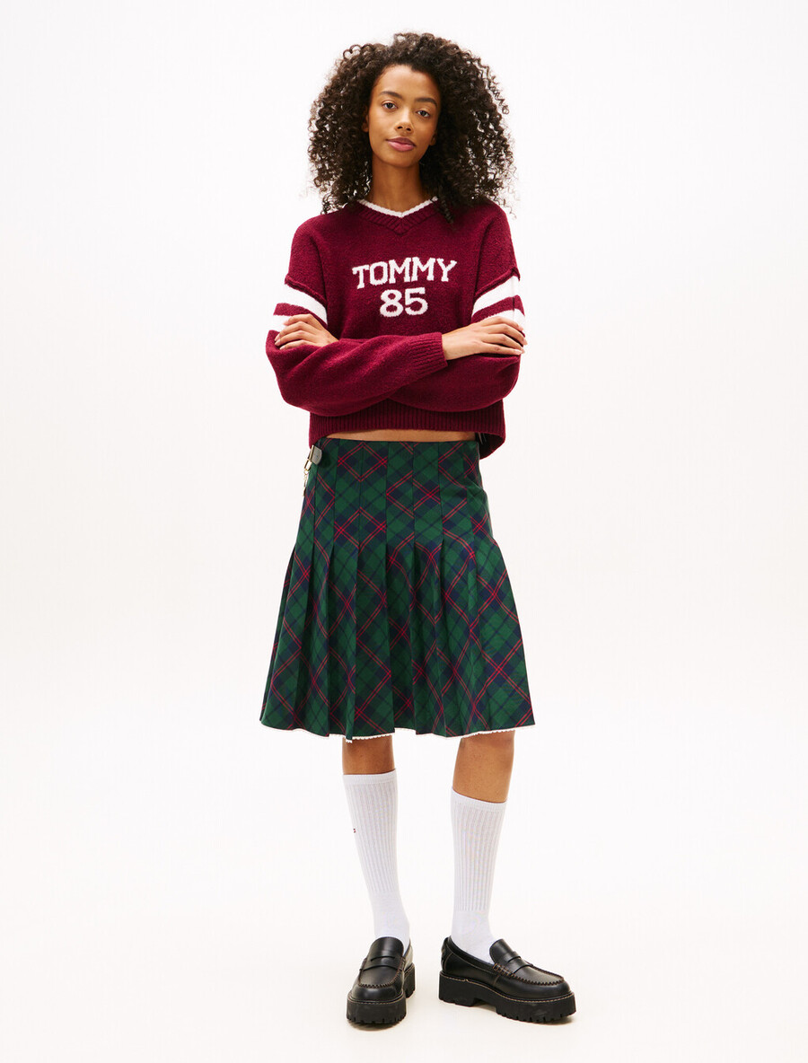 maglione rilassato con scollo a v e logo intarsiato