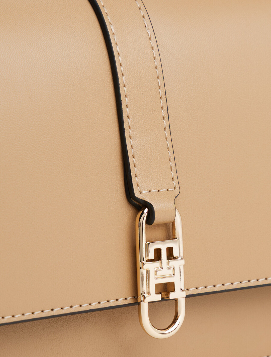 borsa a tracolla con patta e monogramma th