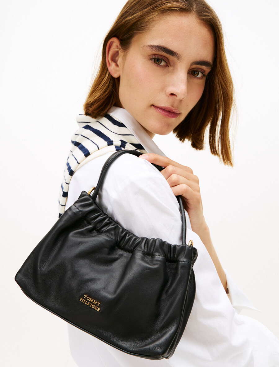 borsa a tracolla con placca logo in morbida pelle