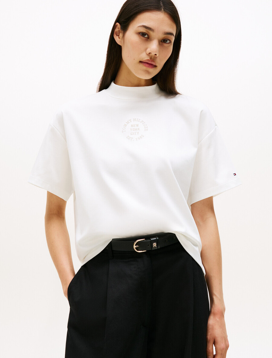 t-shirt a collo alto con stampa francobollo