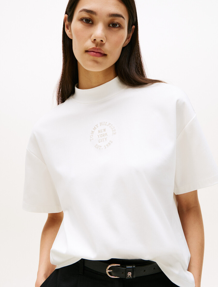 t-shirt a collo alto con stampa francobollo