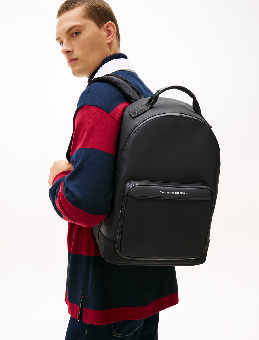 zaino con logo in metallo