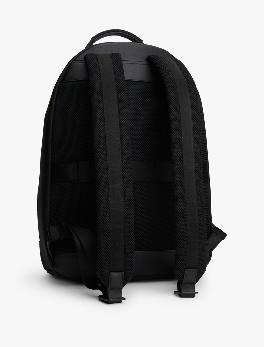 zaino con logo in metallo