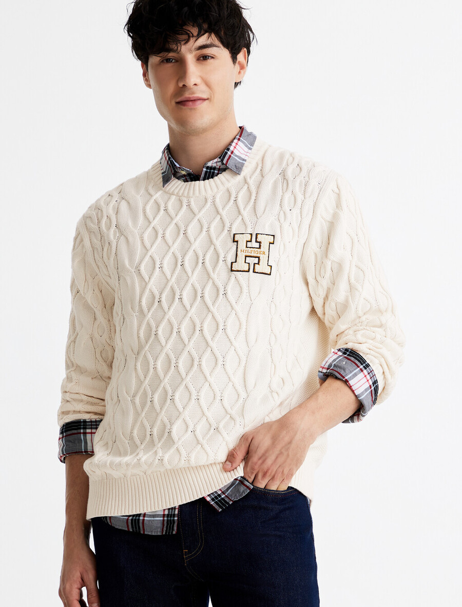 maglione con applicazioni letterman in maglia a trecce