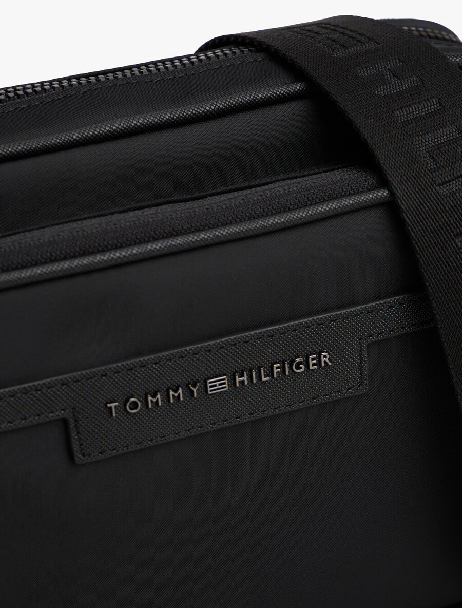 borsa a tracolla con logo in metallo