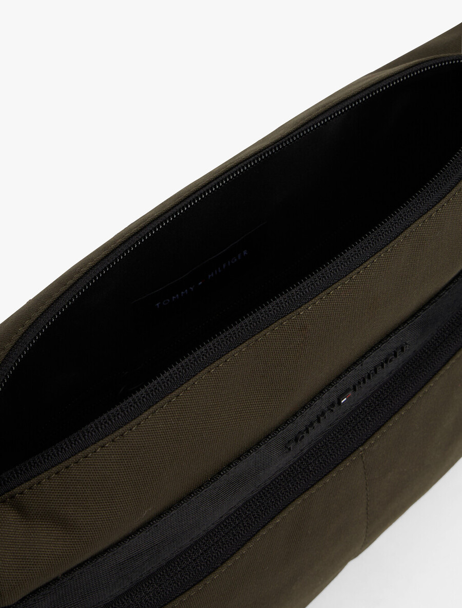 borsa a tracolla con logo in metallo