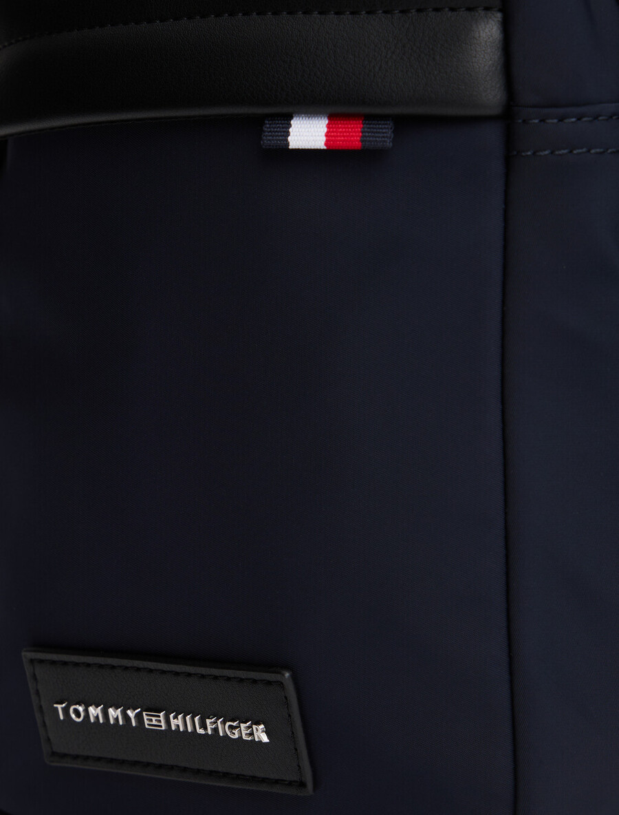 borsa a tracolla con logo applicato