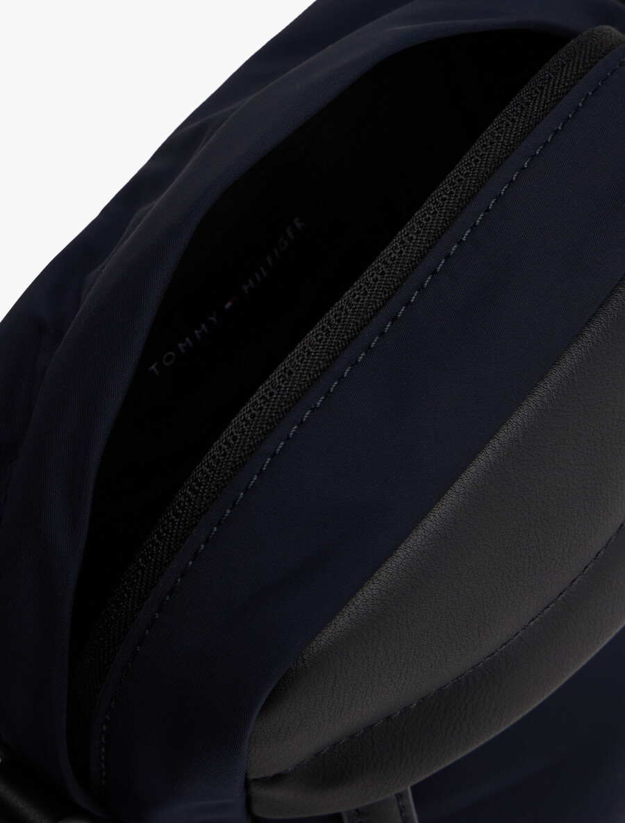 borsa a tracolla con logo applicato