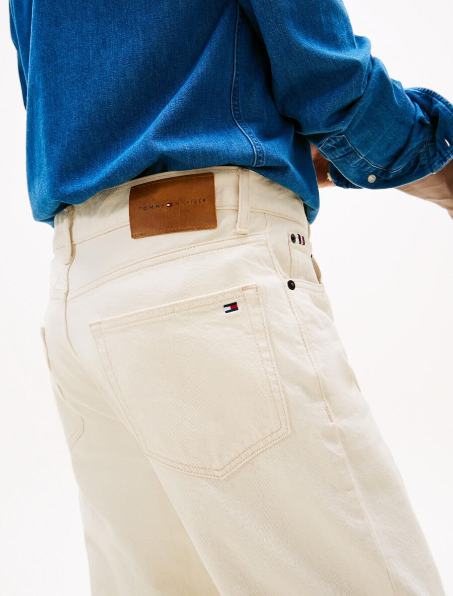 jeans bianchi lavati e rilassati