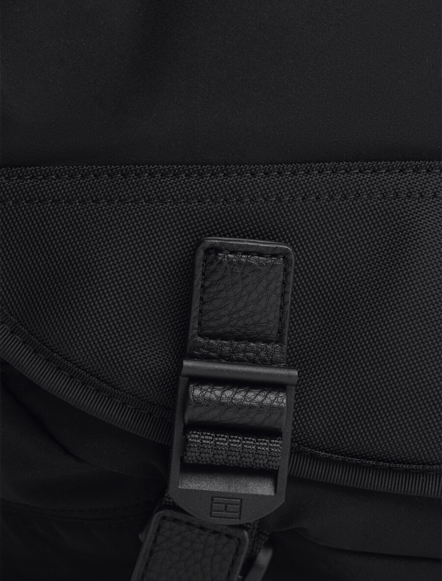 borsa a tracolla con patta e logo in tessuto