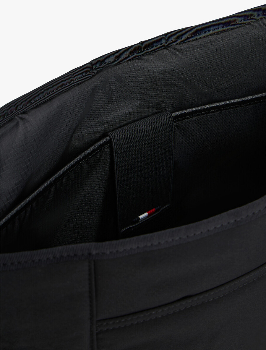 borsa a tracolla con patta e logo in tessuto