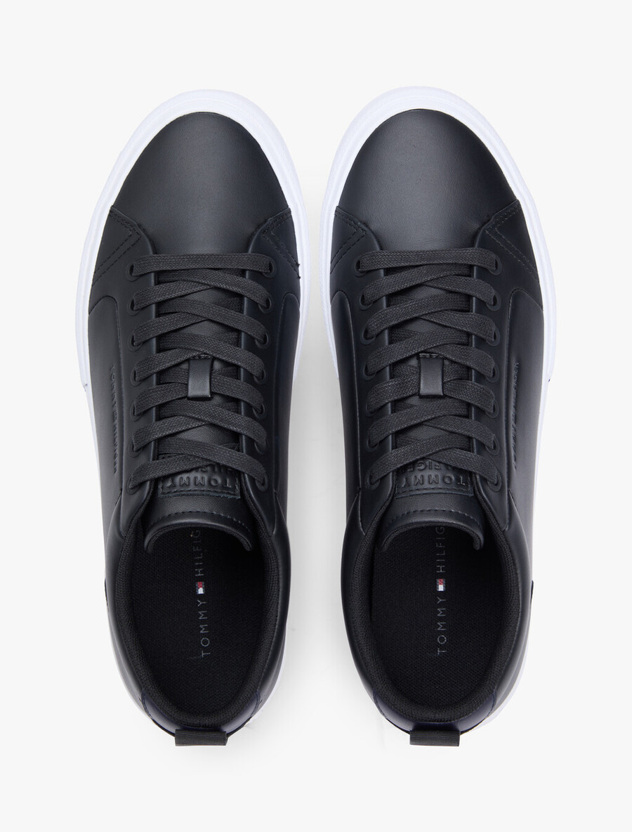 sneakers in pelle con intersuola a contrasto e stampa goffrata
