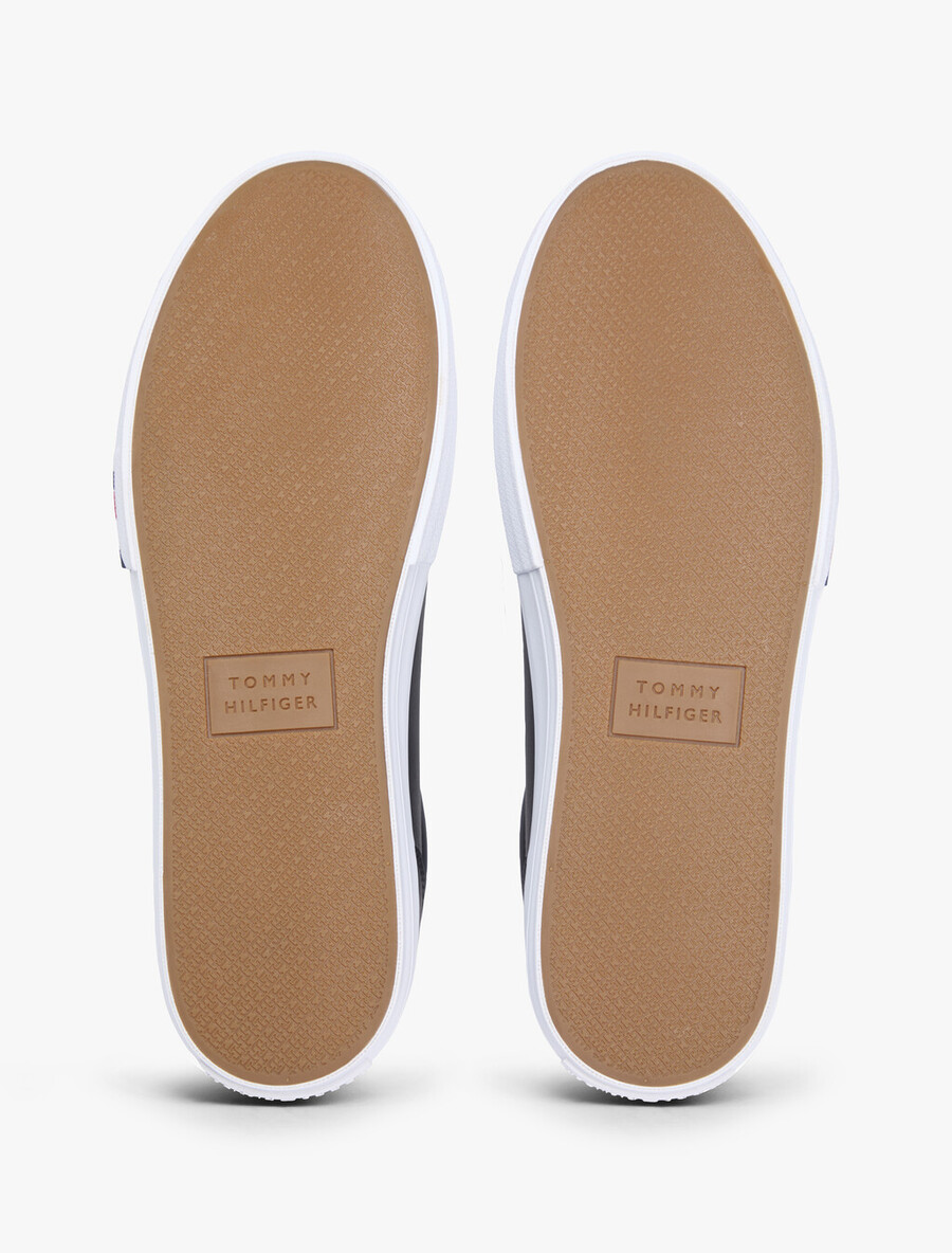 sneakers in pelle con intersuola a contrasto e stampa goffrata
