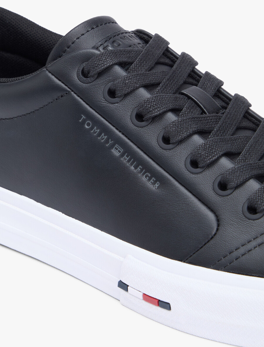 sneakers in pelle con intersuola a contrasto e stampa goffrata