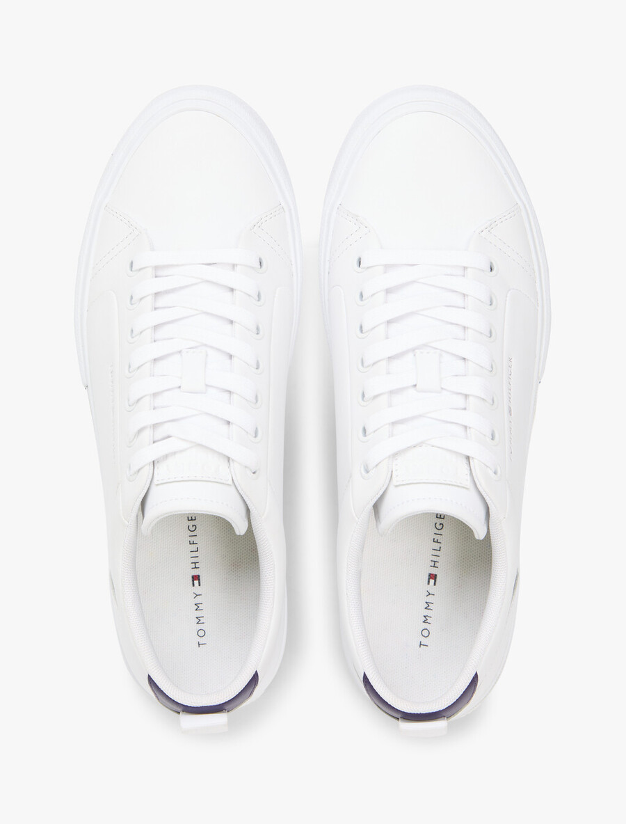 sneakers in pelle con intersuola a contrasto e stampa goffrata