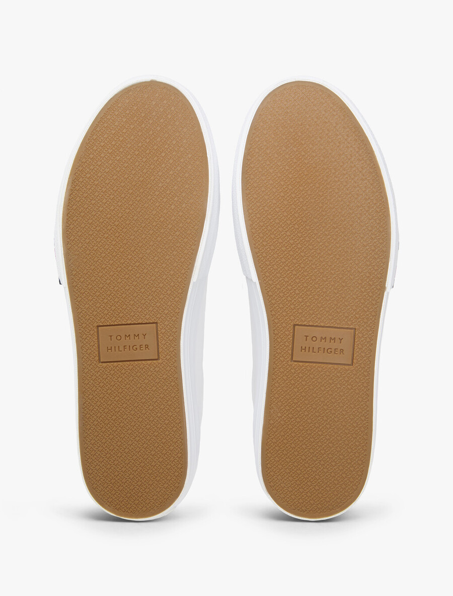 sneakers in pelle con intersuola a contrasto e stampa goffrata