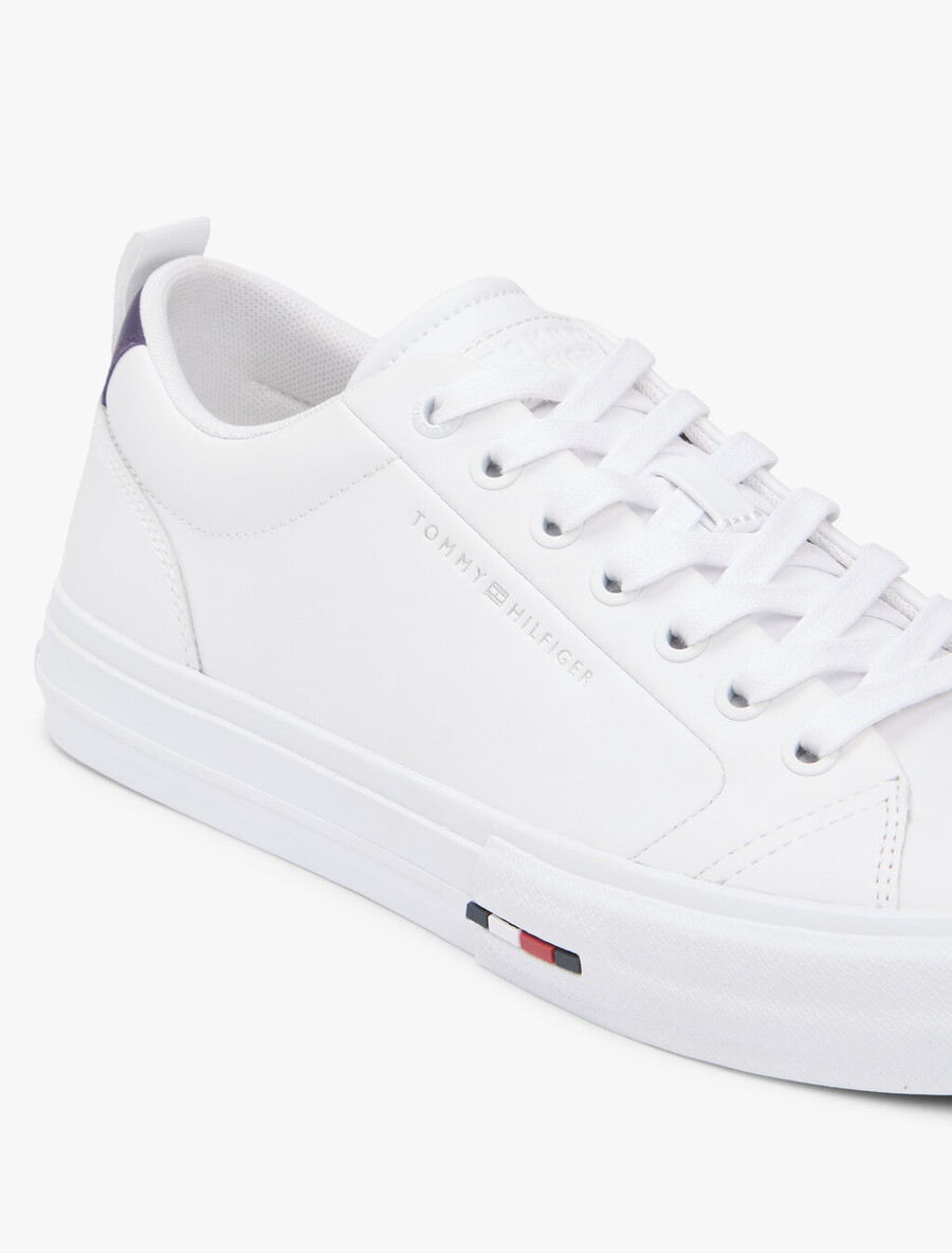 sneakers in pelle con intersuola a contrasto e stampa goffrata