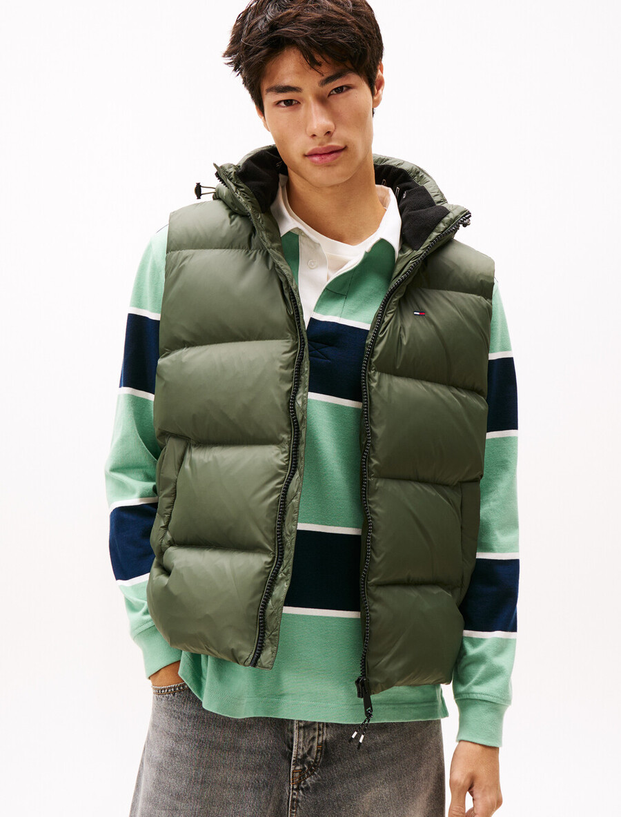 gilet con cappuccio e cerniera