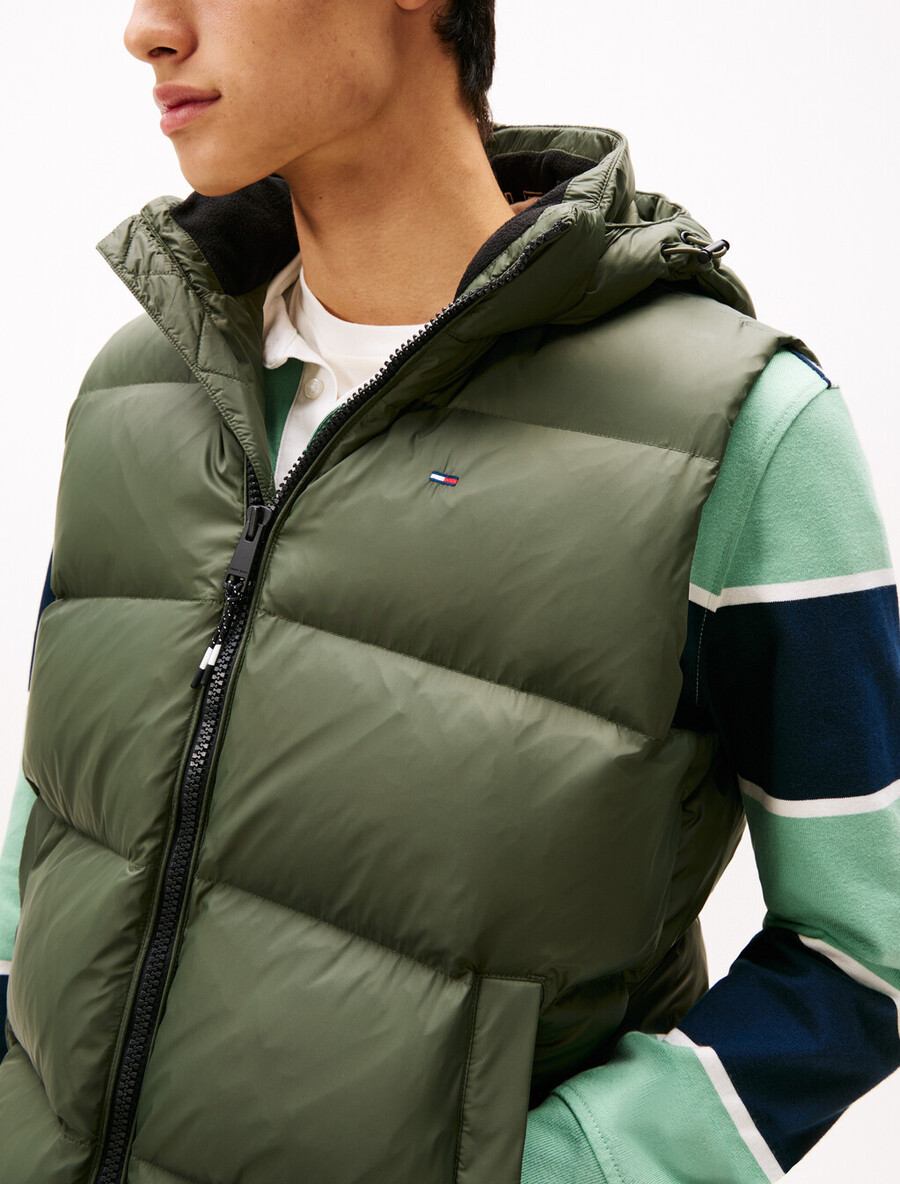 gilet con cappuccio e cerniera