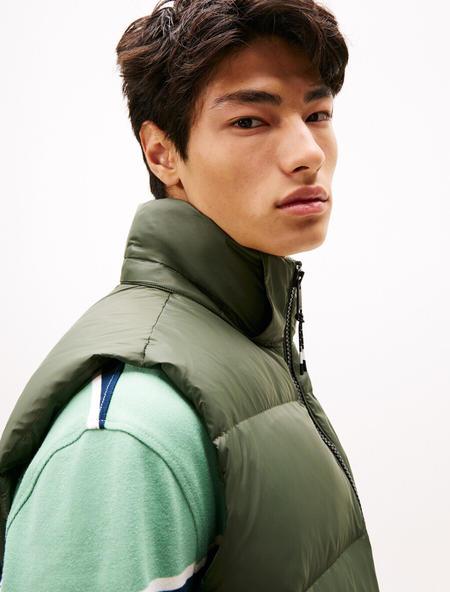 gilet con cappuccio e cerniera